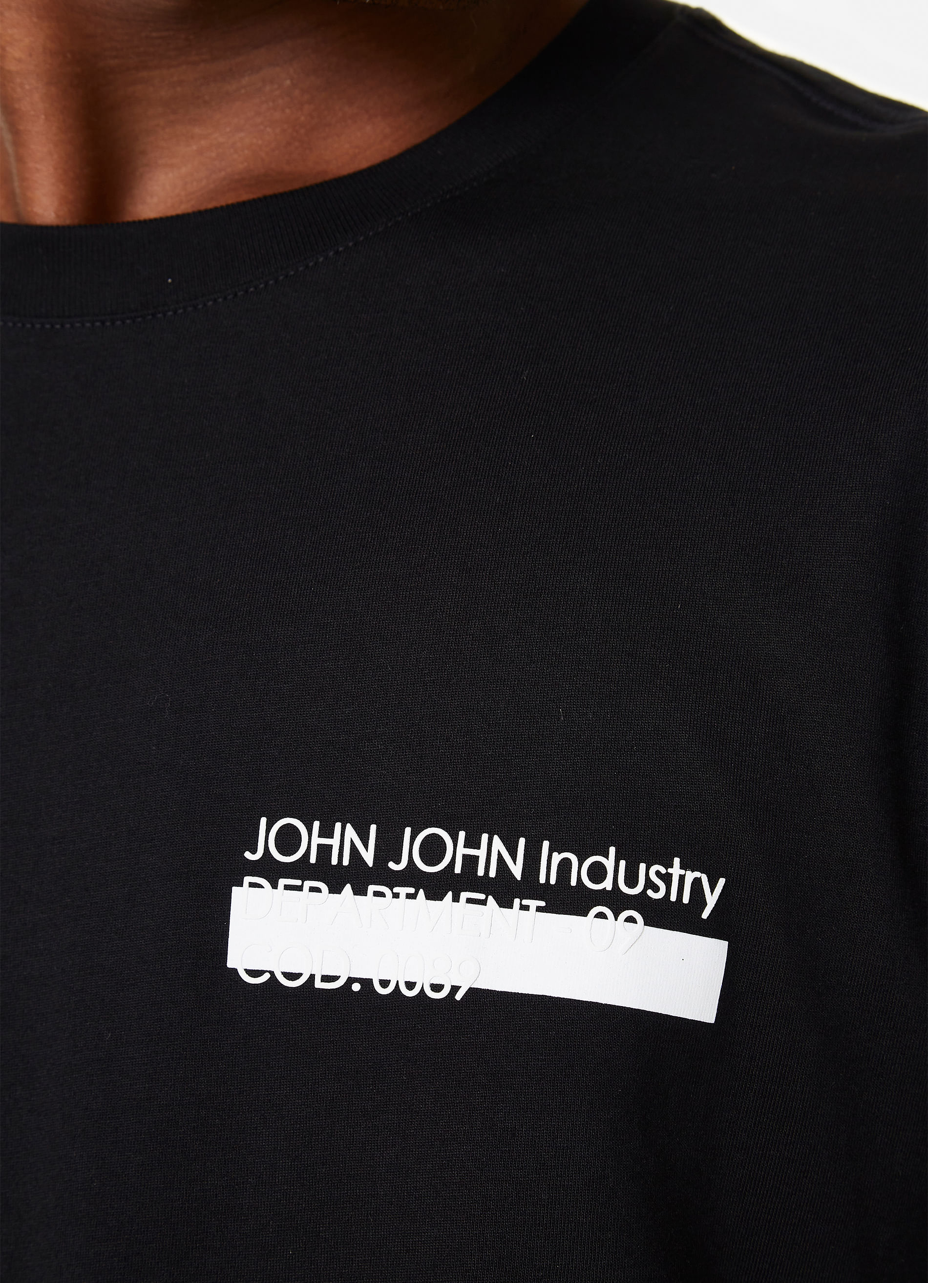 42546362_09_3-TSHIRT-EMBOSS-INDUSTRY-BLACK