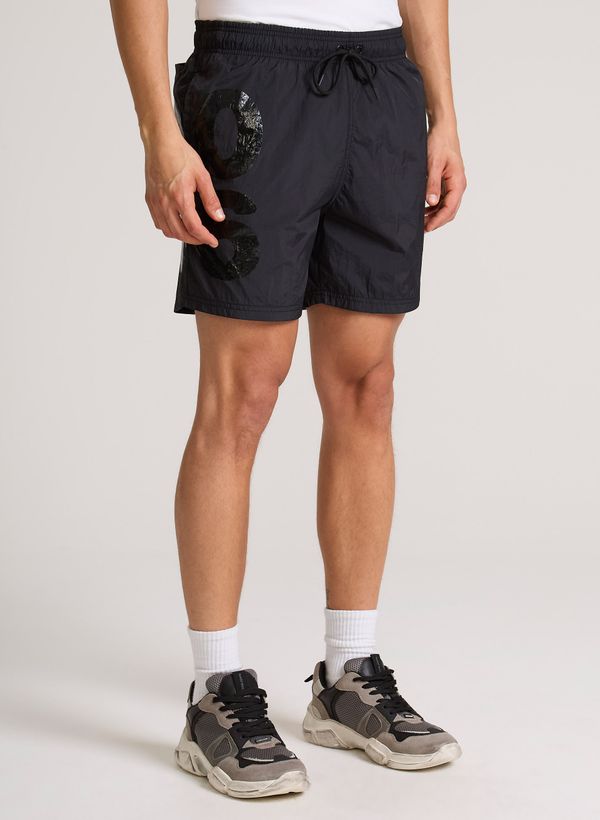 06110947_09_3-SHORTS-RISING