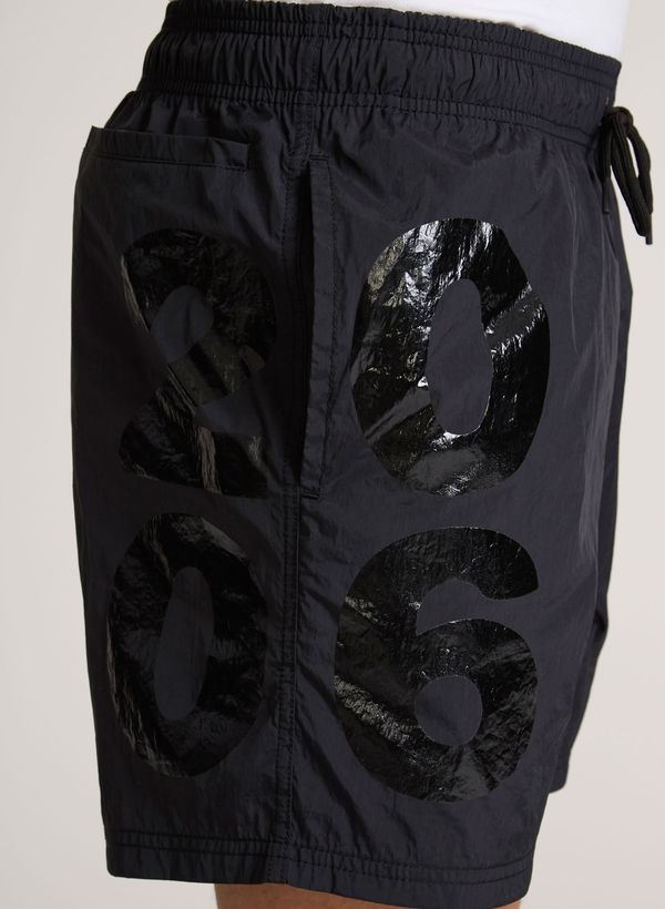 06110947_09_4-SHORTS-RISING